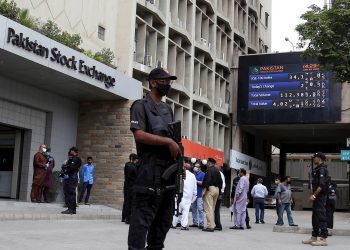 No había noticias de heridos entre los operadores y empleados que estaban en el lugar. Foto: EPA/REHAN KHAN/EFE