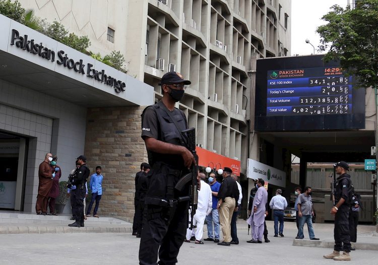 No había noticias de heridos entre los operadores y empleados que estaban en el lugar. Foto: EPA/REHAN KHAN/EFE