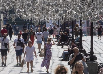 Personas caminando por Moscú, Rusia, el 9 de junio de 2020, tras levantarse el confinamiento en la capital rusa por la Covid-19. Foto: Serguei Ilnitsky / EFE.