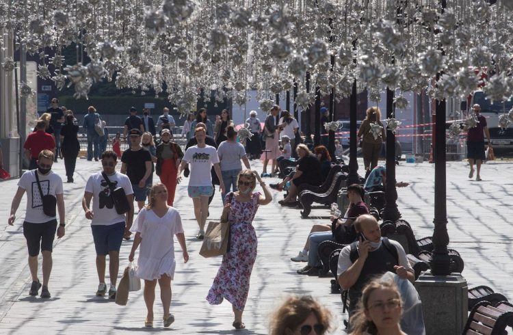 Personas caminando por Moscú, Rusia, el 9 de junio de 2020, tras levantarse el confinamiento en la capital rusa por la Covid-19. Foto: Serguei Ilnitsky / EFE.