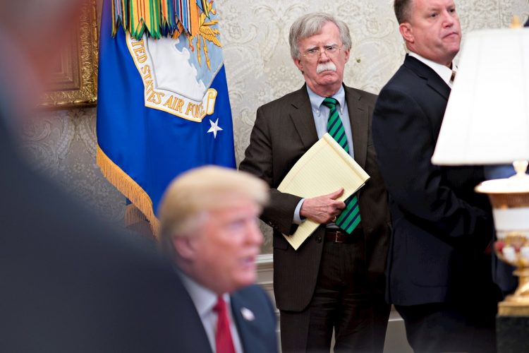 John Bolton, asesor de seguridad nacional, escucha durante al presidente estadounidense Donald J. Trump en la Oficina Oval de la Casa Blanca.Foto: EPA / Andrew Harrer, vía EFE