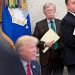 John Bolton, asesor de seguridad nacional, escucha durante al presidente estadounidense Donald J. Trump en la Oficina Oval de la Casa Blanca.Foto: EPA / Andrew Harrer, vía EFE