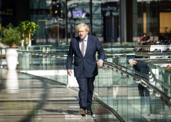 El primer ministro británico Boris Johnson vista una tienda en el centro comercial Westfield Stratford en Londres, el domingo 14 de junio de 2020. Foto: John Nguyen/Pool, via AP
