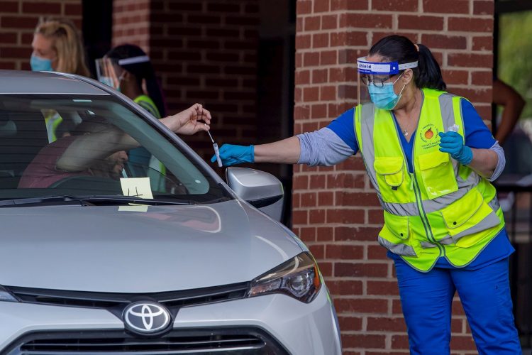 Grupos de personas pasan por un centro móvil de pruebas de COVID-19 en Lilburn, Georgia (EE.UU.), este 26 de junio de 2020. Foto: Erik S. Lesser / EFE.