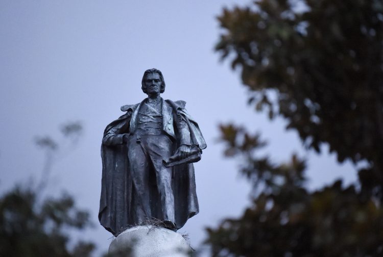 Las autoridades locales decidieron retirar la estatua, dentro de una serie de medidas tras las protestas contra el racismo y la violencia policial. Foto: Meg Kinnard/AP