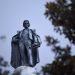 Las autoridades locales decidieron retirar la estatua, dentro de una serie de medidas tras las protestas contra el racismo y la violencia policial. Foto: Meg Kinnard/AP