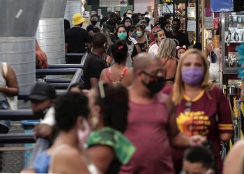 Cientos de personas deambulan este martes por el Mercadao de Madureira, durante la segunda semana de reactivación decretada por el Gobierno local, en el norte de Río de Janeiro (Brasil). Foto: Antonio Lacerda / EFE.