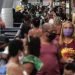 Cientos de personas deambulan este martes por el Mercadao de Madureira, durante la segunda semana de reactivación decretada por el Gobierno local, en el norte de Río de Janeiro (Brasil). Foto: Antonio Lacerda / EFE.