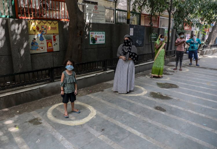 Personas esperan pruebas para detección de la COVOD-19, en Nueva Delhi. Foto:  RAJAT GUPTA/EPA /EFE.