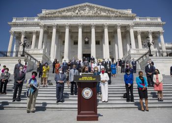 La presidenta de la Cámara de Representantes Nancy Pelosi, al centro, acompañada por demócratas de ese recinto legislativo ubicados a distancia entre sí debido al coronavirus, habla durante una conferencia de prensa el jueves 25 de junio de 2020 en la escalinata del este del Capitolio, en Washington. Foto: Carolyn Kaster, AP