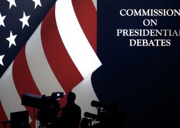 Foto de archivo del 19 de octubre de 2016 del escenario del tercer debate presidencial en la UNLV, en Las Vegas. La comisión apartidista que auspicia los debates dijo este martes 23 de junio que un debate electoral de 2020 previsto para realizarse originalmente en Michigan se realizará ahora en Florida. Foto/Julio Cortez, AP