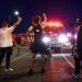 Manifestantes bloqueando el paso a un camión de bomberos de Los Ángeles, durante disturbios en Melrose Avenue, el sábado 30 de mayo de 2020. Foto: Chris Pizzello/AP