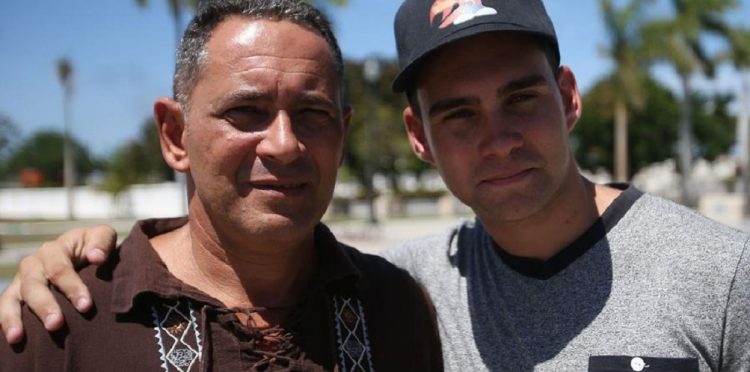 Elián González junto a su padre Juan Miguel. Foto: Carla D. Martínez/Especial GFR Media, tomada de ww.elnuevodia.com