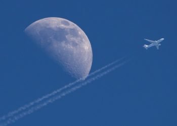 Un Airbus A330 de China Airlines vuela de Beijing a Fráncfort con la Luna al fondo sobre la ciudad rusa de Kirovsk, 30 kilómetros (19 millas) al este de San Petesburgo, el sábado 30 de mayo de 2020.  Foto: Dmitri Lovetsky, vía AP