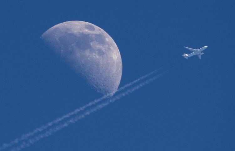 Un Airbus A330 de China Airlines vuela de Beijing a Fráncfort con la Luna al fondo sobre la ciudad rusa de Kirovsk, 30 kilómetros (19 millas) al este de San Petesburgo, el sábado 30 de mayo de 2020.  Foto: Dmitri Lovetsky, vía AP