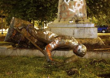 Una estatua del Monumento Richmond Howitzers, en Richmond, Virginia, en el piso tras ser derribada la noche del 16 de junio de 2020, en Virginia. Foto: Alexa Welch Edlund/Richmond Times-Dispatch, via AP