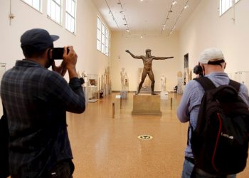 También están reabriendo hoteles, museos y gimnasios, en el último paso en la reapertura gradual de los negocios en Grecia. Visitantes en el Museo Arqueológico Nacional de Atenas. Foto: EPA/ALEXANDROS VLACHOS/EFE