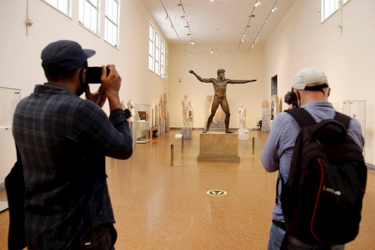 También están reabriendo hoteles, museos y gimnasios, en el último paso en la reapertura gradual de los negocios en Grecia. Visitantes en el Museo Arqueológico Nacional de Atenas. Foto: EPA/ALEXANDROS VLACHOS/EFE