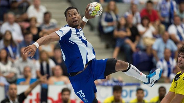 El balonmanista cubano Ángel Hernández Zulueta con el uniforme del Porto, de Portugal. Foto: sol.sapo.pt / Archivo.