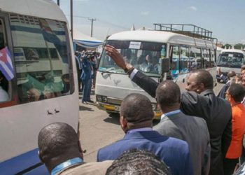 Uhuru Kenyatta, presidente de Kenia, ofrece la bienvenida a los miembros de la brigada médica cubana, en junio de 2018. Foto: Minrex / Archivo.