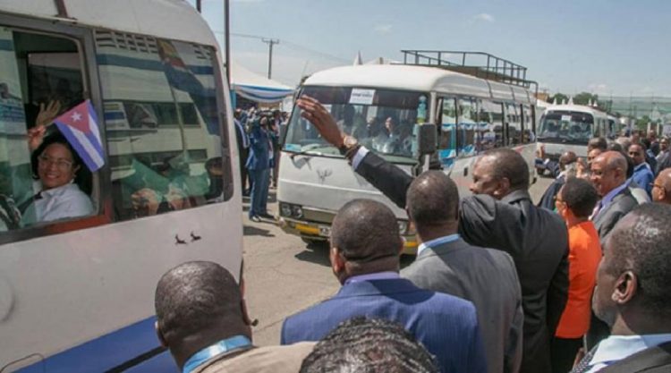 Uhuru Kenyatta, presidente de Kenia, ofrece la bienvenida a los miembros de la brigada médica cubana, en junio de 2018. Foto: Minrex / Archivo.