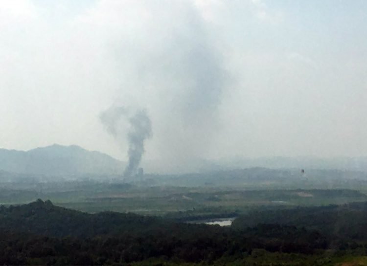 Una columna de humo en la localidad fronteriza norcoreana de Kaesong, vista desde Paju, Corea del Sur, el 16 de junio de 2020. Foto: Yonhap, vía AP