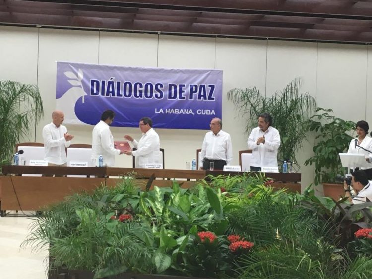 Agosto de 2016: firma en La Habana de documento fundamental en proceso de paz en Colombia, el cese al fuego entre fuerzas del Gobierno colombiano y las Fuerzas Armadas Revolucionarias de Colombia-Ejército del Pueblo (FARC-EP). Foto: archivo