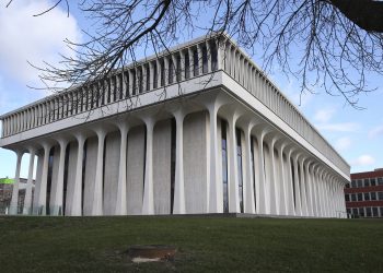 El edificio de la Facultad Woodrow Wilson de Asuntos Públicos e Internacionales de la Universidad de Princeton, en Princeton, Nueva Jersey. La universidad anunció el sábado 27 de junio de 2020 que retirará el nombre del expresidente de la facultad debido a sus posiciones racistas y segregacionistas. Foto: Mel Evans/AP/archivo