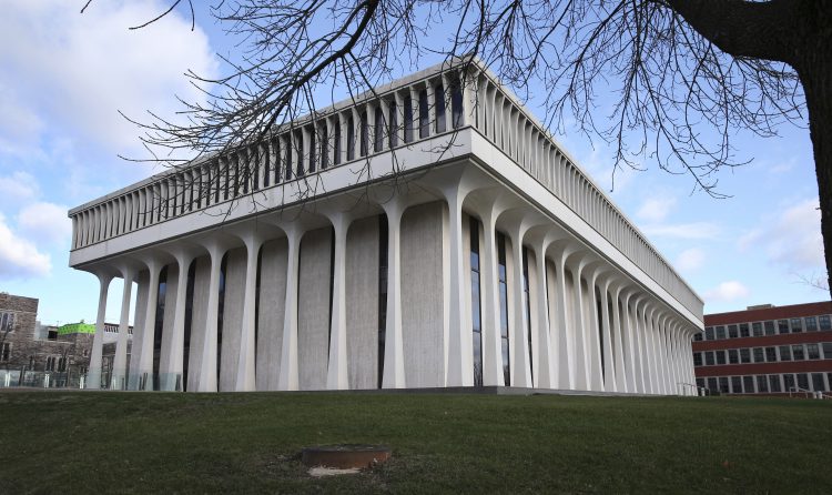 El edificio de la Facultad Woodrow Wilson de Asuntos Públicos e Internacionales de la Universidad de Princeton, en Princeton, Nueva Jersey. La universidad anunció el sábado 27 de junio de 2020 que retirará el nombre del expresidente de la facultad debido a sus posiciones racistas y segregacionistas. Foto: Mel Evans/AP/archivo