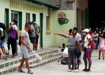 La normalización ocurrirá de manera "gradual y asimétrica" para evitar un rebrote y desarrollar las capacidades para enfrentarlo, indicó también el primer ministro, Manuel Marrero, citado por medios estatales. Foto; Ernesto Mastrascusa/EFE, archivo