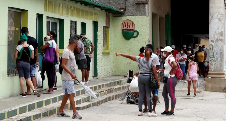 La normalización ocurrirá de manera "gradual y asimétrica" para evitar un rebrote y desarrollar las capacidades para enfrentarlo, indicó también el primer ministro, Manuel Marrero, citado por medios estatales. Foto; Ernesto Mastrascusa/EFE, archivo