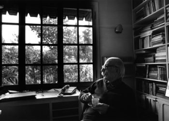 Ernesto Sábato junto a la ventana de su casa, en Santos Lugares. Foto: www.argentina.gob.ar