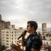 El tenor cubano Andrés Sánchez Joglar serena a sus vecinos desde el balcón de su apartamento en La Habana el domingo 31 de mayo de 2020. Foto: AP/Ramón Espinosa.