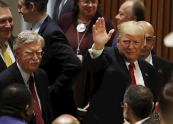 Donald Trump saluda junto al asesor de seguridad nacional de los Estados Unidos John Bolton (izquierda) y el secretario de Estado Mike Pompeo, en la sede de las Naciones Unidas, el 24 de septiembre de 2018. Foto: EPA / JASON SZENES/EFE, archivo