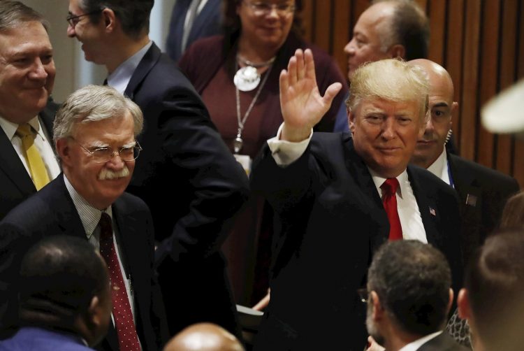 Donald Trump saluda junto al asesor de seguridad nacional de los Estados Unidos John Bolton (izquierda) y el secretario de Estado Mike Pompeo, en la sede de las Naciones Unidas, el 24 de septiembre de 2018. Foto: EPA / JASON SZENES/EFE, archivo