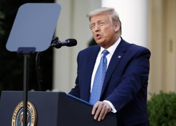 El presidente de Estados Unidos, Donald Trump, habla en el Jardín de Rosas de la Casa Blanca, en Washington. A menos de cinco meses de que los votantes decidan su futuro, Trump afronta una realidad política muy distinta a la que imaginaba. Foto: Patrick Semansky, AP, archivo