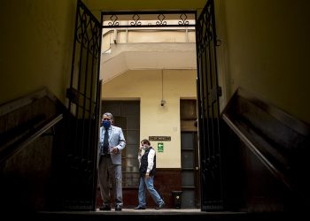 Rodolfo Galdámez, Viceministro de Salud, camina por el pasillo que lleva a las sedes de las bancadas, en el Congreso de Guatemala, el martes 14 de abril. Foto: Simone Dalmasso, tomada de www.plazapublica.com.gt