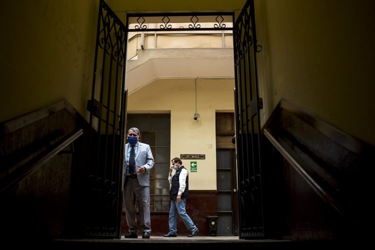 Rodolfo Galdámez, Viceministro de Salud, camina por el pasillo que lleva a las sedes de las bancadas, en el Congreso de Guatemala, el martes 14 de abril. Foto: Simone Dalmasso, tomada de www.plazapublica.com.gt