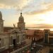 Atardecer en el centro de la ciudad, el cerco de las montañas. Foto: Rubén Aja Garí.