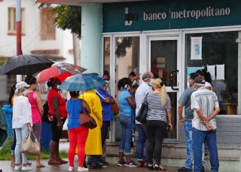 Varias personas hacen fila ante una sucursal habanera del Banco Metropolitano. Foto: Yander Zamora / EFE / Archivo.