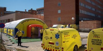 Hospital de campaña, formado por tres módulos independientes, junto al Hospital Universitario Arnau de Vilanova de Lleida, ante los nuevos brotes de coronavirus surgidos en los últimos días en esta demarcación española. Foto: Ramón Gabriel / EFE.