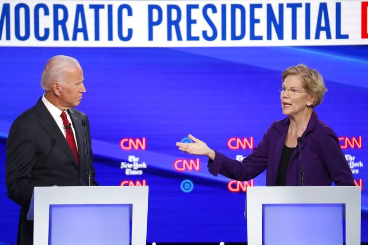 Joe Biden y Elizabeth Warren durante el debate de las primarias demócratas del 19 de octubre del 2019 en Westerville, Ohio.  Foto: John Minchillo/AP.