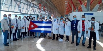 Parte de la brigada sanitaria cubana que prestó servicios contra la pandemia en Andorra. Foto: @GostavoMachinG/Twitter.