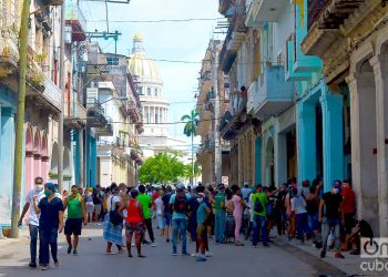 Colas para comprar alimentos en La Habana. Foto: Otmaro Rodríguez