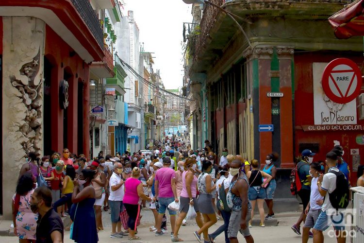 Calle Villegas y 
O´REILLY, Habana Vieja. Colas para comprar alimentos en La Habana. Foto: Otmaro Rodríguez