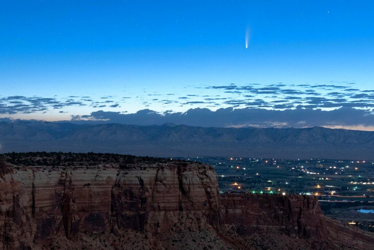 El cometa Neowise aparece en el horizonte de madrugada visto desde el Monumento Nacional Colorado al oeste de Grand Junction, Colorado, 9 de julio de 2020. Foto: Conrad Earnest via AP.