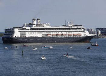 En esta fotografía del 2 de abril de 2020 el crucero Rotterdam se prepara para atracar en Fort Lauderdale, Florida. Foto: AP/Wilfredo Lee.