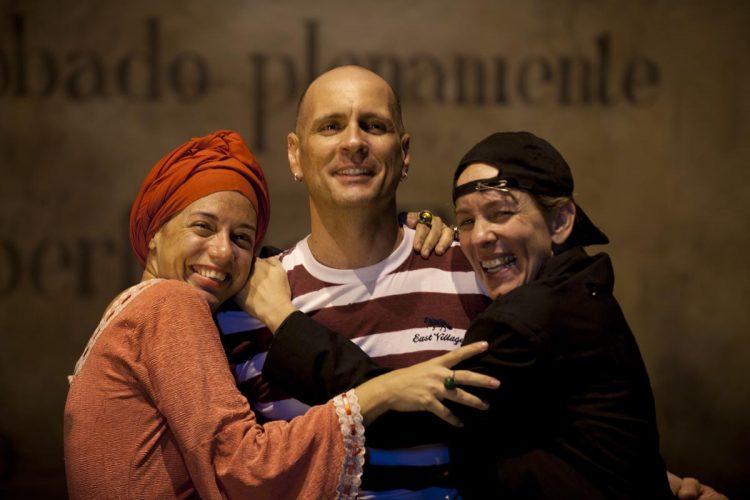 Raúl Martín y las actrices Laura de la Uz y Amarilys Núñez. Foto: Héctor Garrido