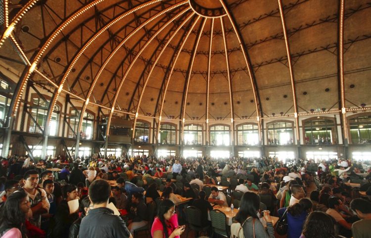 En esta fotografía del 15 de agosto de 2012, inmigrantes llenan formularios para inscribirse en el programa DACA. Foto: Sitthixay Ditthavong/AP.