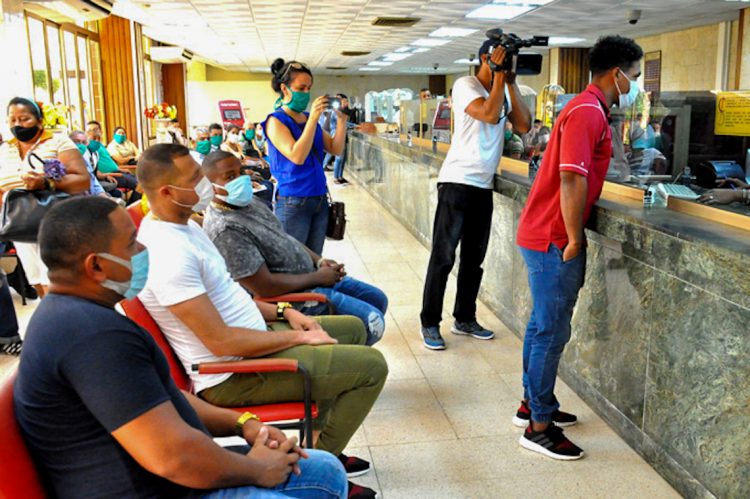 Cuatro de los más destacados jugadores del equipo granmense de béisbol donaron dinero para la lucha contra la COVID-19 en Cuba. Foto: lademajagua.cu